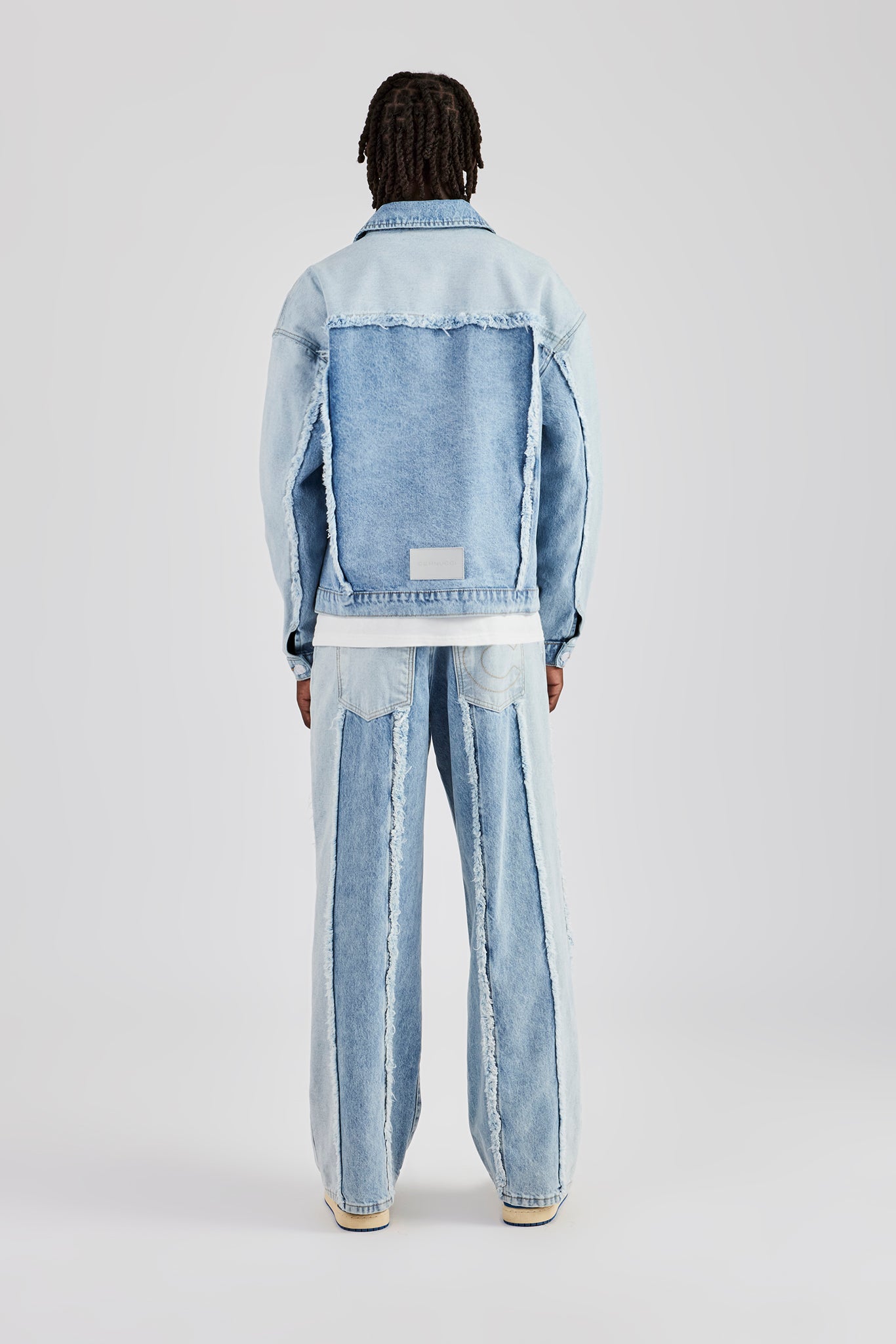 Zweifarbige Distressed-Jeansjacke und Jeans - Hellblau